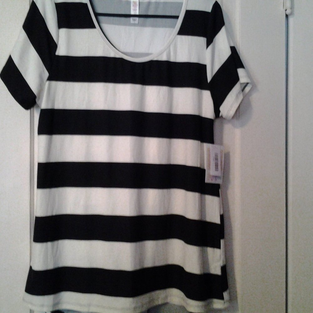 LuLaRoe Classic Tee Size Large ... NWT!